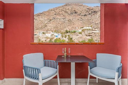 Apartamento con balcón y vistas a la piscina del hotel Sol Mogan Suites - Adults Only. Foto 7