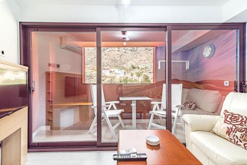 Apartamento con balcón y vistas a la piscina del hotel Sol Mogan Suites - Adults Only. Foto 8
