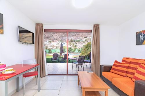 Apartamento con terraza y vistas a la piscina del hotel Sol Mogan Suites - Adults Only