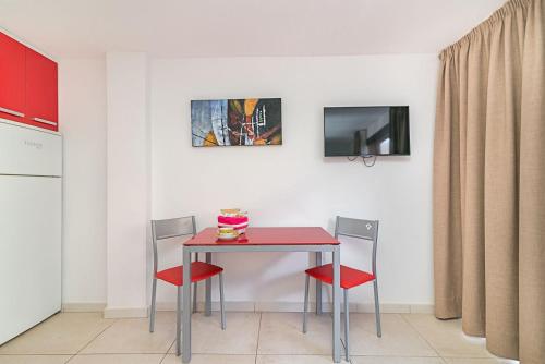 Apartamento con terraza y vistas a la piscina del hotel Sol Mogan Suites - Adults Only. Foto 1
