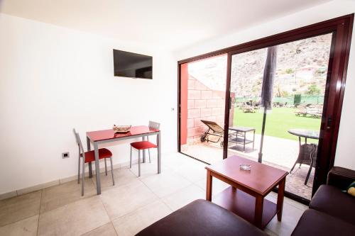 Apartamento con terraza y vistas a la piscina del hotel Sol Mogan Suites - Adults Only. Foto 8