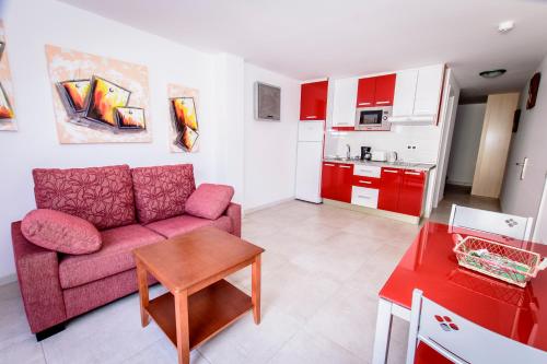 Apartamento con terraza y vistas a la piscina del hotel Sol Mogan Suites - Adults Only. Foto 9