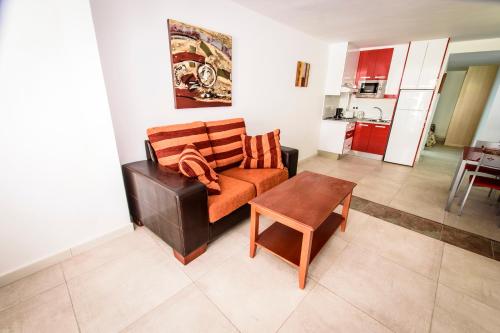Apartamento con terraza y vistas a la piscina del hotel Sol Mogan Suites - Adults Only. Foto 10