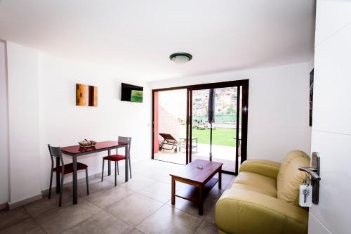 Apartamento con terraza y vistas a la piscina del hotel Sol Mogan Suites - Adults Only. Foto 11