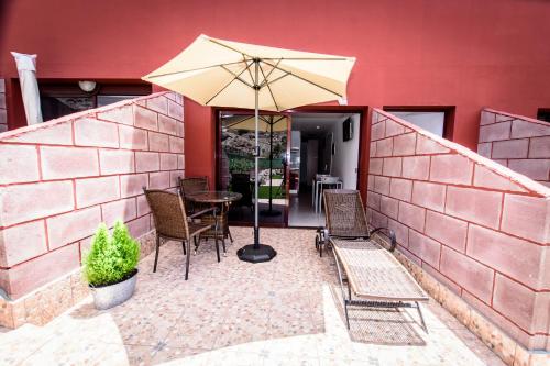 Apartamento con terraza y vistas a la piscina del hotel Sol Mogan Suites - Adults Only. Foto 17