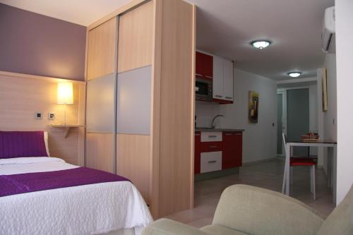 Apartamento con terraza y vistas a la piscina del hotel Sol Mogan Suites - Adults Only. Foto 19