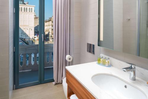 Habitación con cama extragrande del hotel Hilton Garden Inn Bucharest Old Town