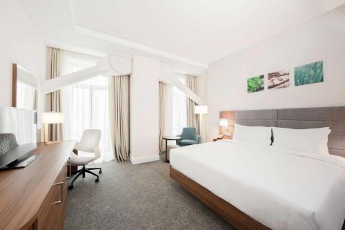 Habitación con cama extragrande del hotel Hilton Garden Inn Bucharest Old Town. Foto 4