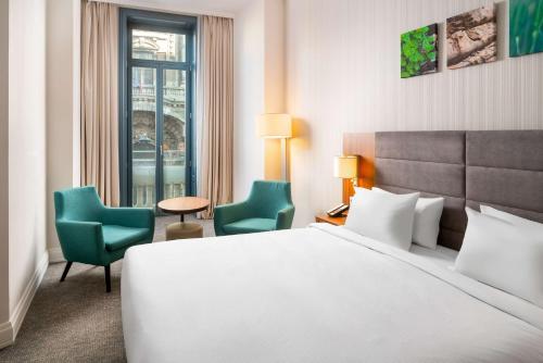 Habitación Deluxe con cama extragrande del hotel Hilton Garden Inn Bucharest Old Town