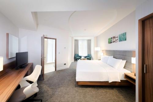 Habitación Deluxe con cama extragrande del hotel Hilton Garden Inn Bucharest Old Town. Foto 4