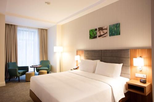 Habitación Deluxe con cama extragrande del hotel Hilton Garden Inn Bucharest Old Town. Foto 5
