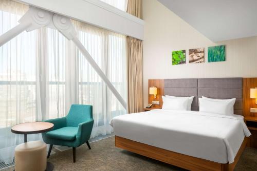 Habitación Doble Deluxe con cama extragrande y vistas a la ciudad del hotel Hilton Garden Inn Bucharest Old Town