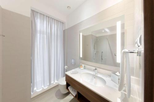 Habitación Doble Deluxe con cama extragrande y vistas a la ciudad del hotel Hilton Garden Inn Bucharest Old Town. Foto 3