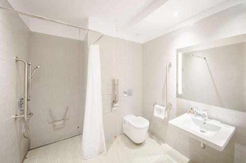 Habitación con cama extragrande - Adaptada para personas de movilidad reducida del hotel Hilton Garden Inn Bucharest Old Town. Foto 2