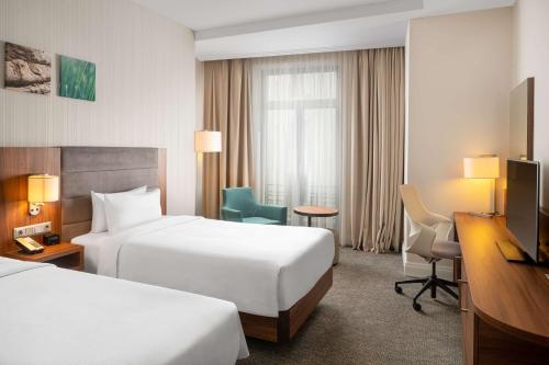 HABITACIÓN FAMILIAR COMUNICADA del hotel Hilton Garden Inn Bucharest Old Town. Foto 1