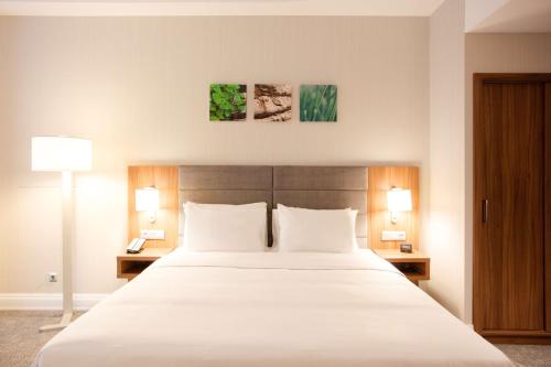 HABITACIÓN FAMILIAR COMUNICADA del hotel Hilton Garden Inn Bucharest Old Town. Foto 3
