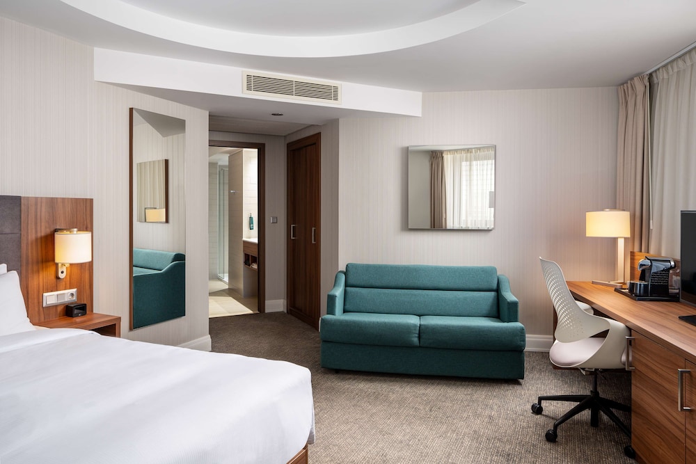Suite junior, 1 cama de matrimonio grande del hotel Hilton Garden Inn Bucharest Old Town. Foto 4