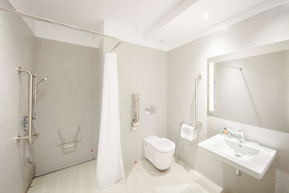 Habitación, 1 cama de matrimonio grande, accesible para personas con discapacidad del hotel Hilton Garden Inn Bucharest Old Town. Foto 4