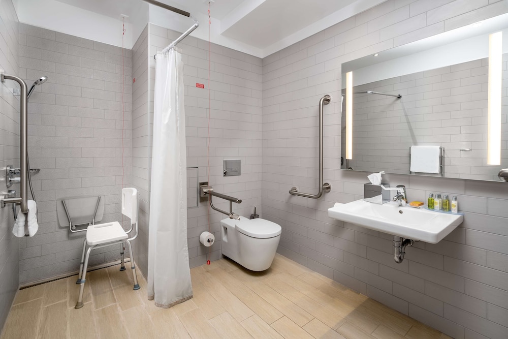 Habitación, 1 cama de matrimonio grande, accesible para personas con discapacidad del hotel Hilton Garden Inn Bucharest Old Town. Foto 5