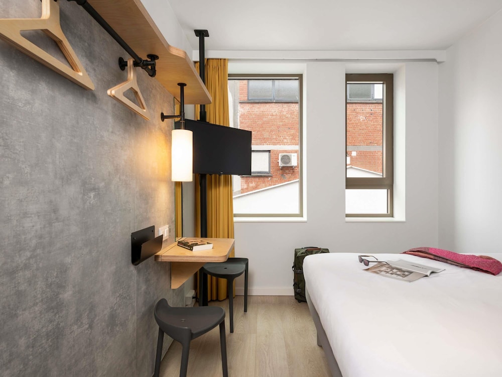 Habitación con una cama doble del hotel Ibis Budget Gent Centrum Dampoort. Foto 10