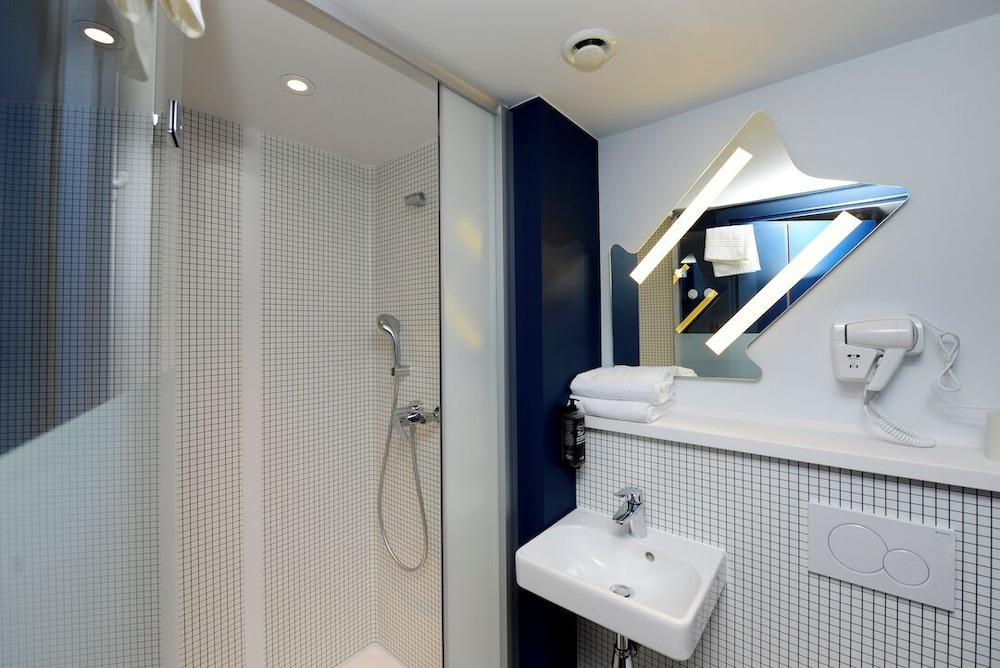 Habitación con una cama doble del hotel Ibis Budget Gent Centrum Dampoort. Foto 11