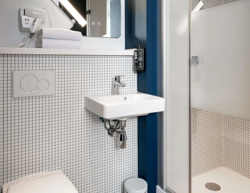 Habitación doble 3 camas individuales del hotel Ibis Budget Gent Centrum Dampoort. Foto 1