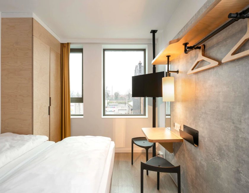 Habitación doble 3 camas individuales del hotel Ibis Budget Gent Centrum Dampoort. Foto 3