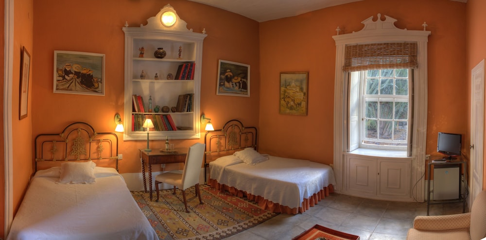 Habitación con 2 camas individuales, vistas al jardín del hotel Las Longueras