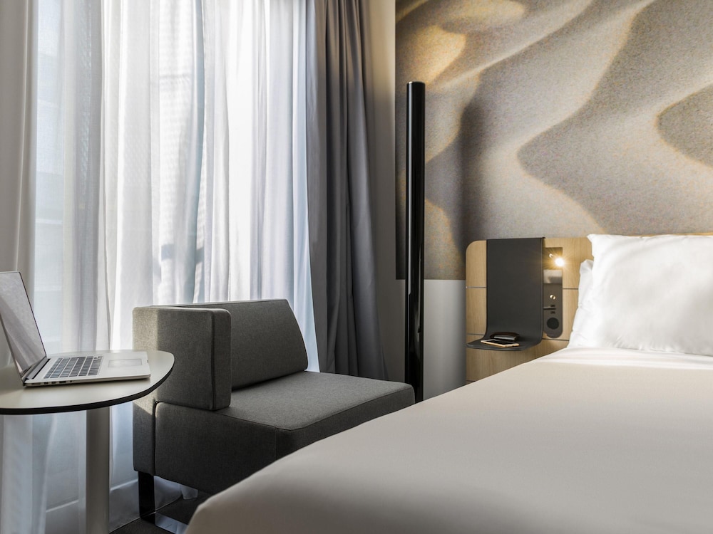 Habitación Ejecutiva con cama Queen del hotel Novotel Charleroi Centre. Foto 5