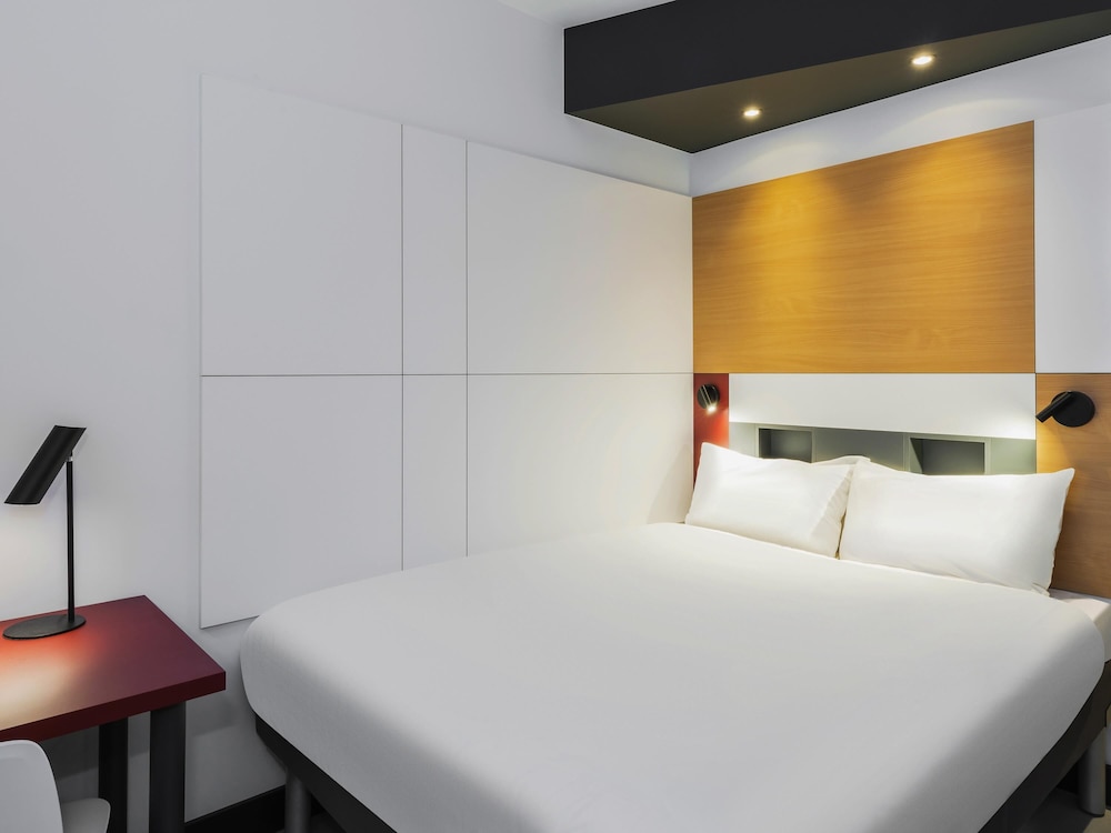 Habitación con 1 cama doble del hotel Ibis Budget Brugge Jabbeke