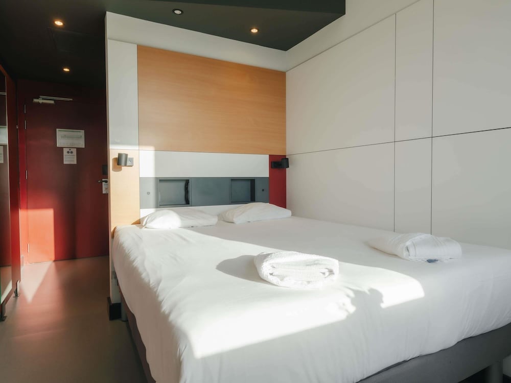 Habitación con 1 cama doble del hotel Ibis Budget Brugge Jabbeke. Foto 3