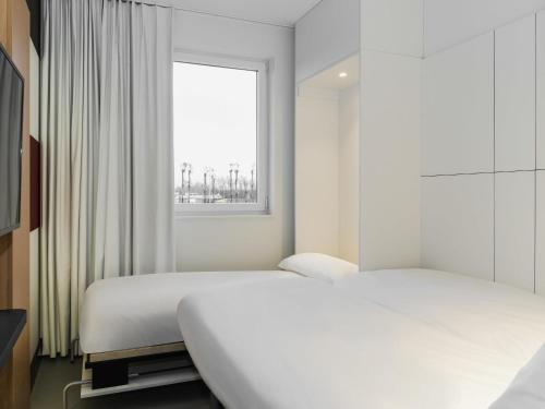 Habitación con 1 cama doble y 1 cama plegable del hotel Ibis Budget Brugge Jabbeke. Foto 1