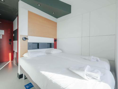 Habitación con 1 cama doble y 1 cama plegable del hotel Ibis Budget Brugge Jabbeke. Foto 6