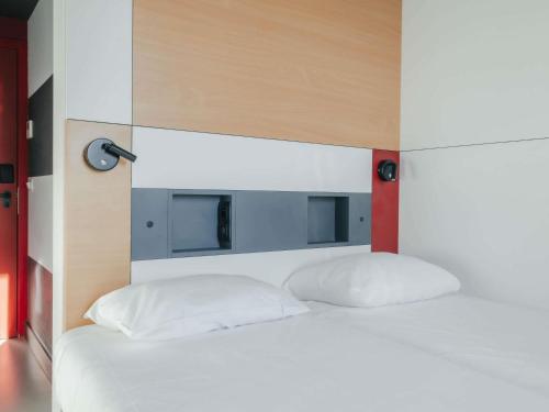 Habitación con 1 cama doble y 1 cama plegable del hotel Ibis Budget Brugge Jabbeke. Foto 7