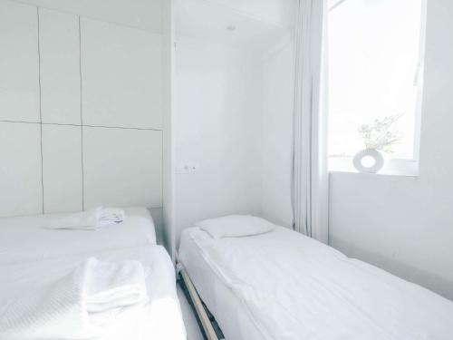 Habitación con 1 cama doble y 1 cama plegable del hotel Ibis Budget Brugge Jabbeke. Foto 8