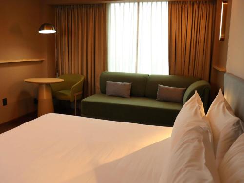 Habitación Superior con cama extragrande del hotel Novotel Mexico City Santa Fe. Foto 1