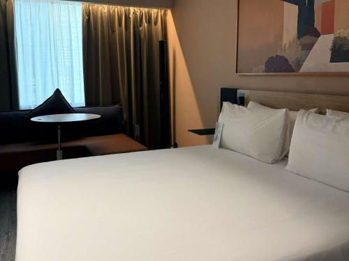 Habitación Executive con cama extragrande del hotel Novotel Mexico City Santa Fe. Foto 6