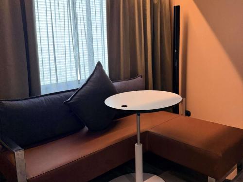 Habitación Executive con cama extragrande del hotel Novotel Mexico City Santa Fe. Foto 7