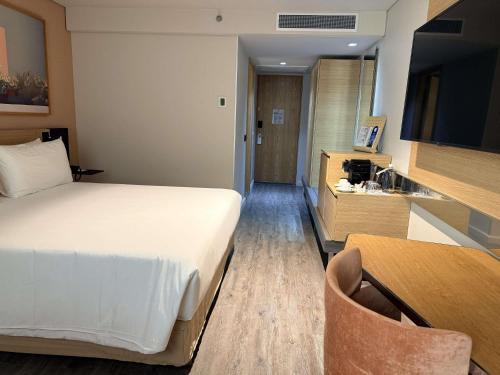 Habitación Executive con cama extragrande del hotel Novotel Mexico City Santa Fe. Foto 9
