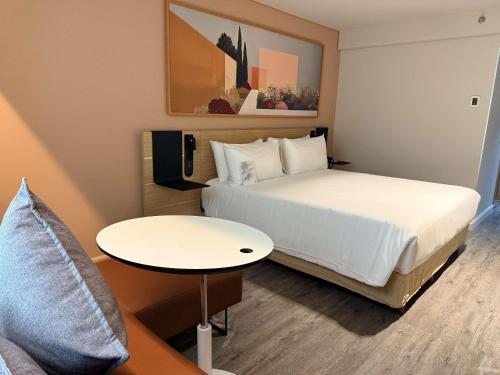 Habitación Executive con cama extragrande del hotel Novotel Mexico City Santa Fe. Foto 10