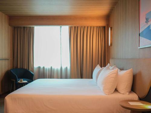 Suite Executive con 1 cama grande y 1 sofá cama del hotel Novotel Mexico City Santa Fe. Foto 1