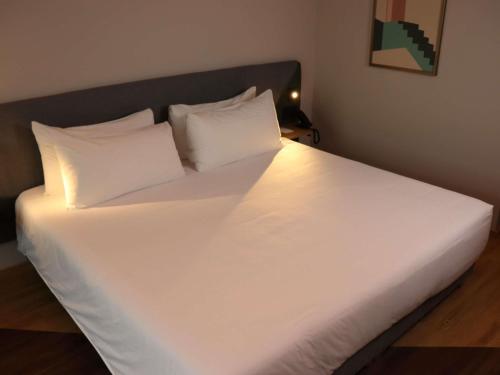 Habitación Superior con cama extragrande del hotel Novotel Mexico City Santa Fe. Foto 3