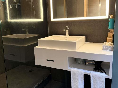 Habitación Executive con cama extragrande del hotel Novotel Mexico City Santa Fe. Foto 10