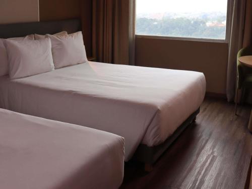 Habitación Superior con 2 camas dobles del hotel Novotel Mexico City Santa Fe. Foto 2