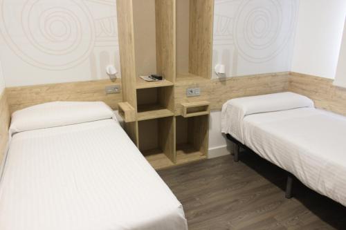Habitación Doble adaptada para personas con discapacidad - 2 camas del hotel Deluxe Hostels And Suites Merida. Foto 3