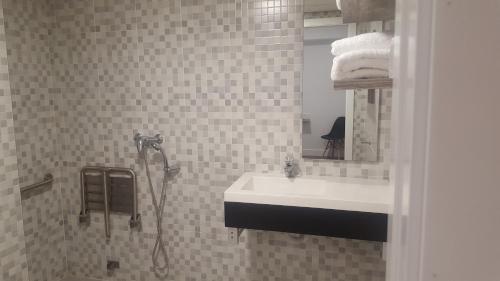 Habitación Doble adaptada para personas con discapacidad - 2 camas del hotel Deluxe Hostels And Suites Merida. Foto 7