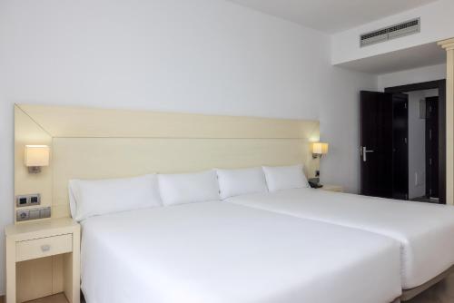 Habitación Familiar del hotel Senator Águilas. Foto 1