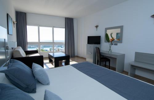 Habitación doble Superior 1 Cama queen con salón Sofá Cama incluido del hotel Senator Águilas
