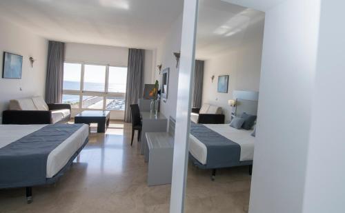 Habitación doble Superior 1 Cama queen con salón Sofá Cama incluido del hotel Senator Águilas. Foto 1