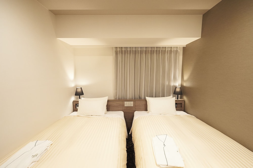 Habitación estándar con 2 camas individuales, fumadores del hotel Sotetsu Fresa Inn Ginza Nanachome. Foto 1